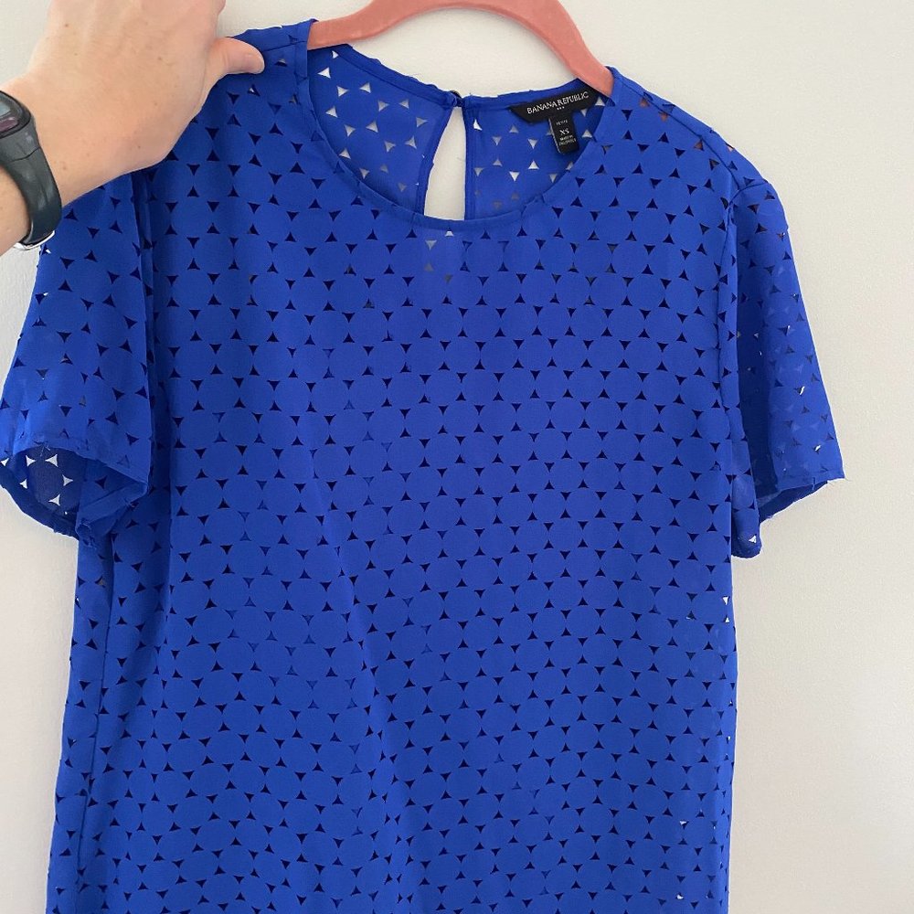 Banana Republic short sleeved cut-out geometric print top - XS petite